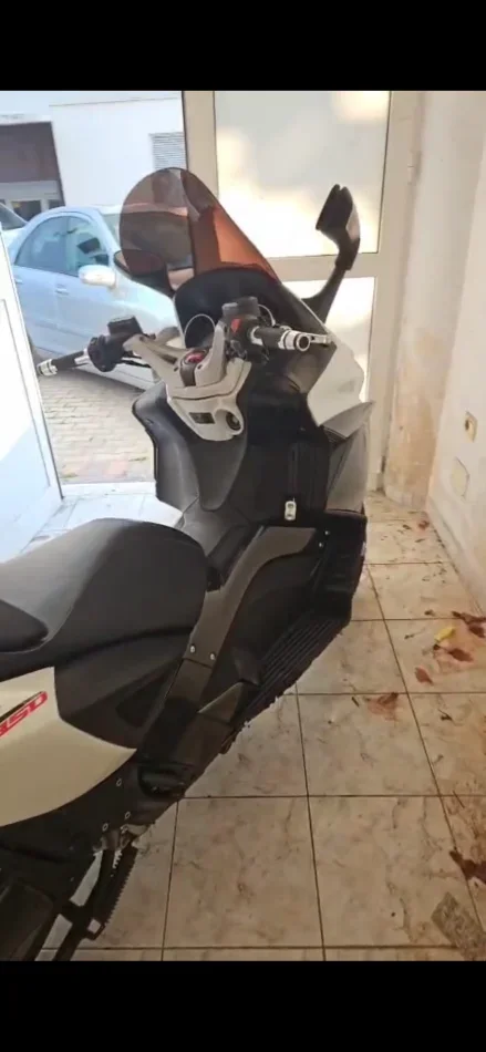 Tirane, shes Scooter Aprilia , e bardhë 53.000 km 5.000 €
