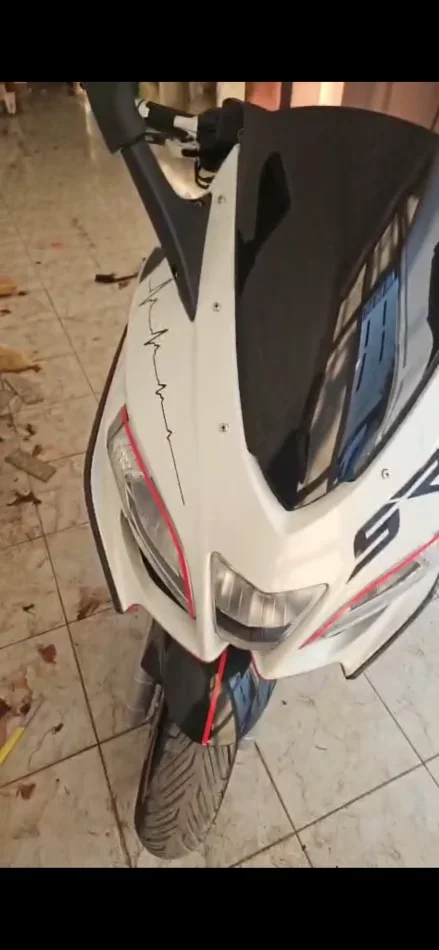 Tirane, shes Scooter Aprilia , e bardhë 53.000 km 5.000 €