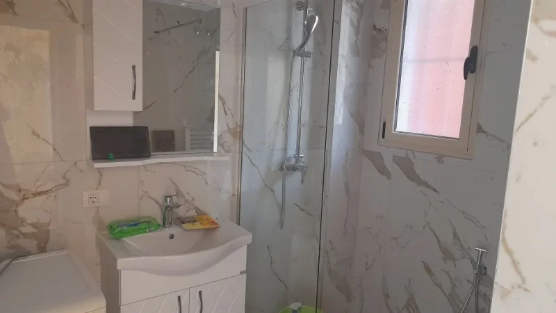 Vlore, jepet me qera apartament+verande | 1.5  Kati 0   34 m² 560 € (qender te rruga e gjimnazit Ali Demi)