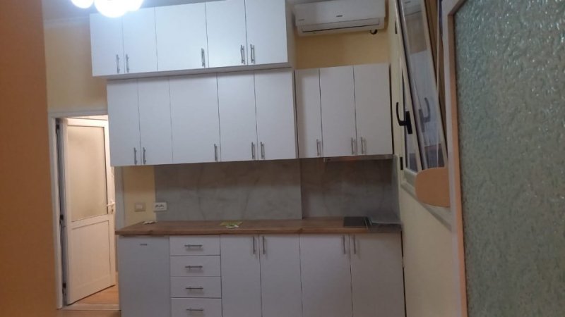 Vlore, jepet me qera apartament+verande | 1.5  Kati 0   34 m² 560 € (qender te rruga e gjimnazit Ali Demi)