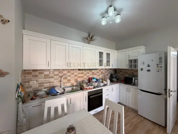 Tirane, jap me qera apartament 2+1 Kati 2, 90 m² 600 € (Sheshi Eleonora)