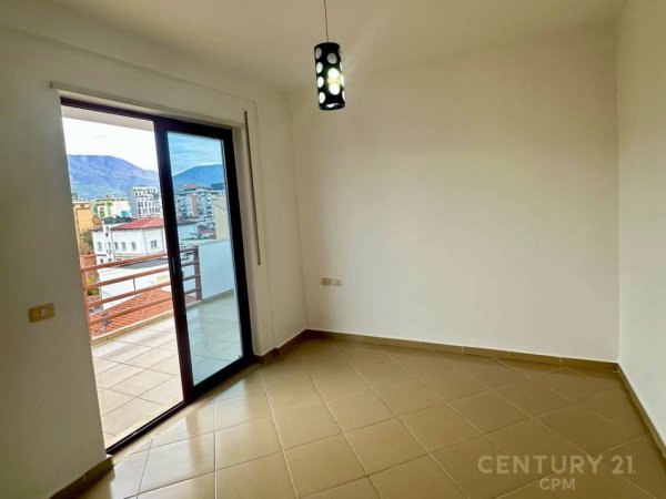 Tirane, jepet me qera zyre Kati 6, 100 m² 700 € (Selvia)