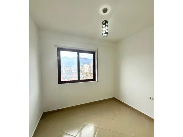 Tirane, jepet me qera zyre Kati 6, 100 m² 700 € (Selvia)