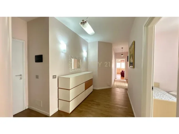 Tirane, jepet me qera apartament 2+1 Kati 2, 140 m² 900 € 