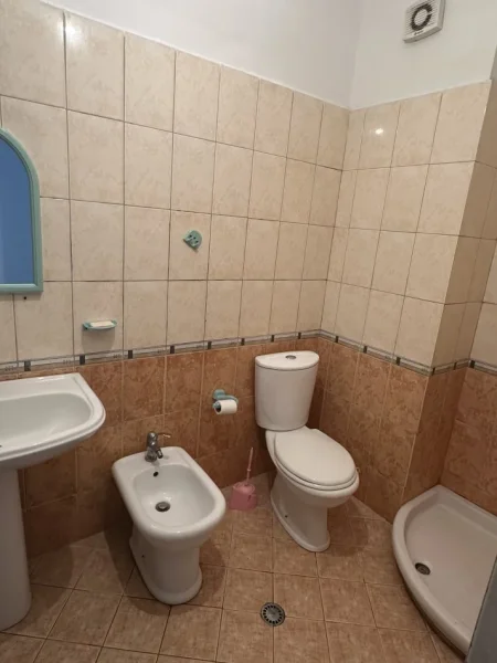 Tirane, jepet me qera apartament 1+1 Kati 4, 77 m² 300 € 