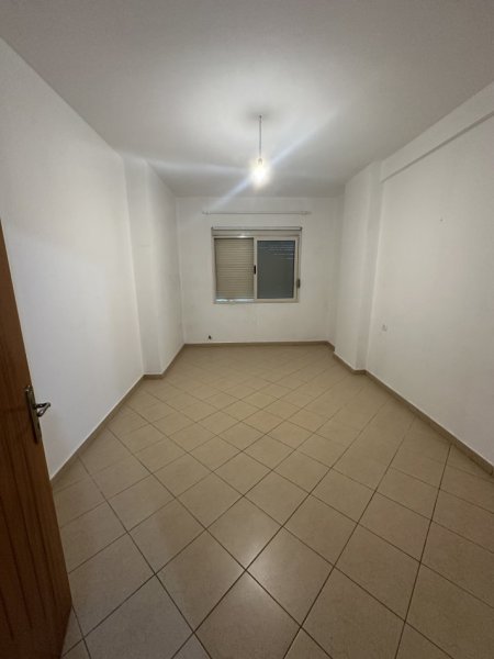 Tirane, jepet me qera apartament 1+1 Kati 4, 77 m² 300 € 
