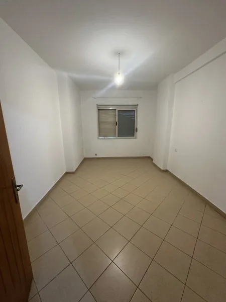 Tirane, jepet me qera apartament 1+1 Kati 4, 77 m² 300 € 