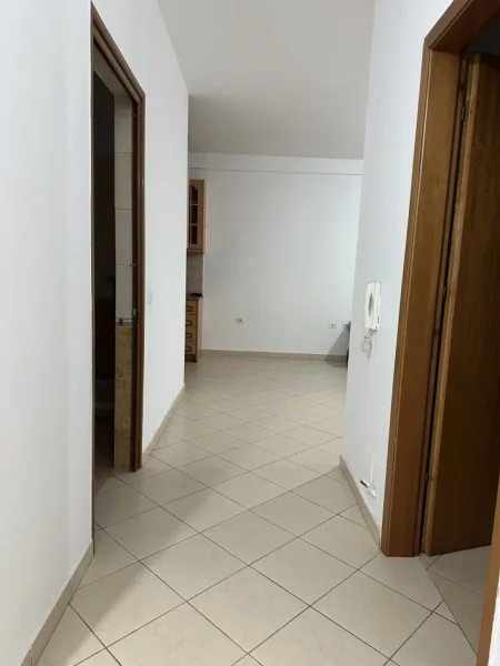 Tirane, jepet me qera apartament 1+1 Kati 4, 77 m² 300 € 