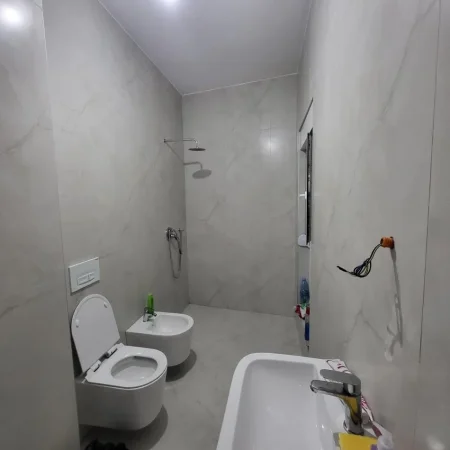 Tirane, jepet me qera apartament 2+1+Ballkon Kati 3, 80 m² 550 € (Kompleksi Kadiu)