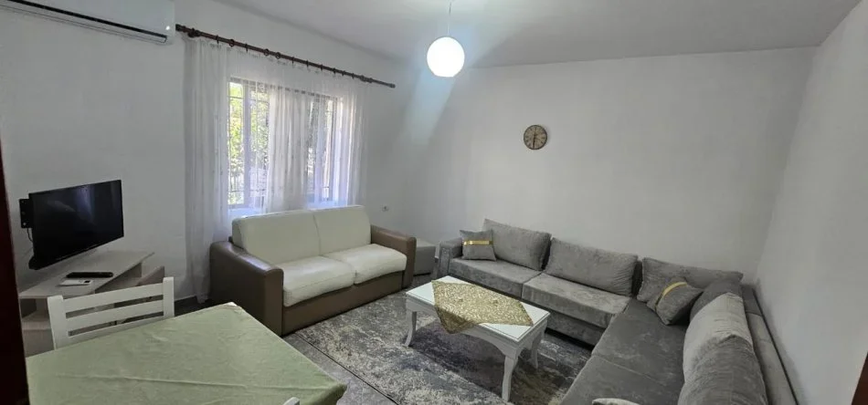 Tirane, jepet me qera apartament 1+1+Ballkon Kati 1, 60 m² 410 € (rruga babe rexha)