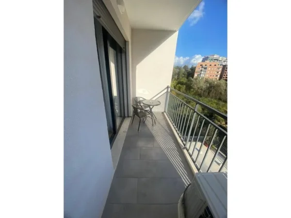 Tirane, jepet me qera apartament 2+1+Ballkon+Post Parkimi,  Kati 1, 96 m² 750 € (Kodra e Diellit)