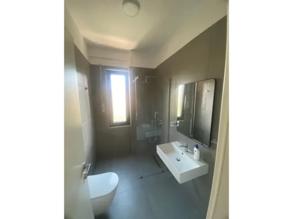 Tirane, jepet me qera apartament 2+1+Ballkon+Post Parkimi,  Kati 1, 96 m² 750 € (Kodra e Diellit)