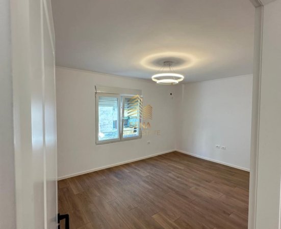 Tirane, shitet apartament 2+1+Ballkon Kati 4, 65 m² 118.000 € (Rruga Xhanfize Keko)
