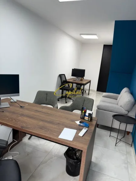 Tirane, jepet me qera zyre Kati 1, 28 m² 530 € (MYSLYM SHYRI)