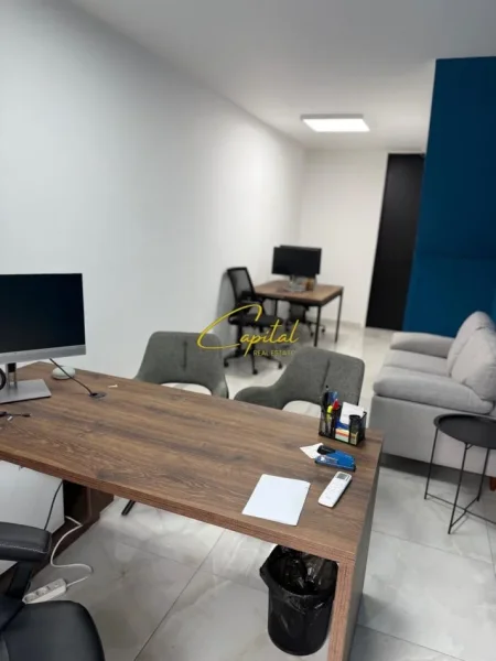 Tirane, jepet me qera zyre Kati 1, 28 m² 530 € (MYSLYM SHYRI)