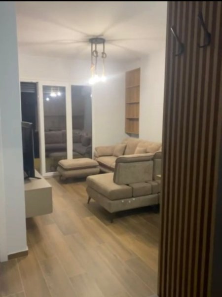 Tirane, jepet me qera apartament 1+1+Ballkon , 65 m² 800 € (Rruga Faik Tërnova)