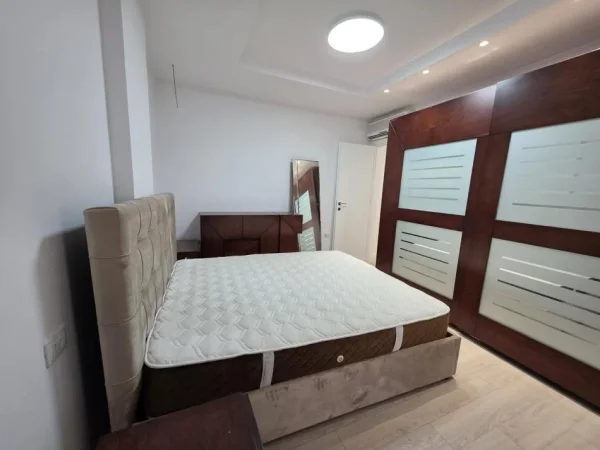 Tirane, jepet me qera apartament 2+1 Kati 3, 900 €, Rruga Him Kolli