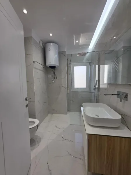 Tirane, jepet me qera apartament 2+1 Kati 3, 900 €, Rruga Him Kolli