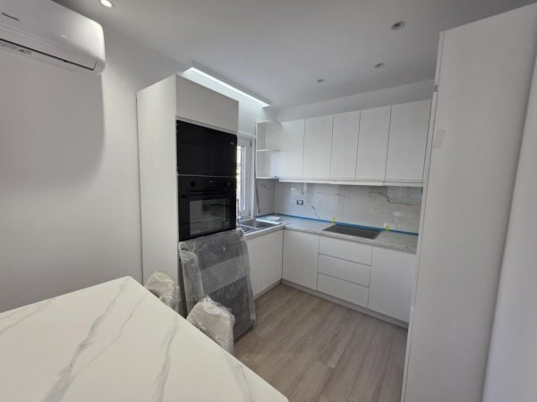 Tirane, jepet me qera apartament 2+1 Kati 3, 1.000 € (Rruga e Kavajes)