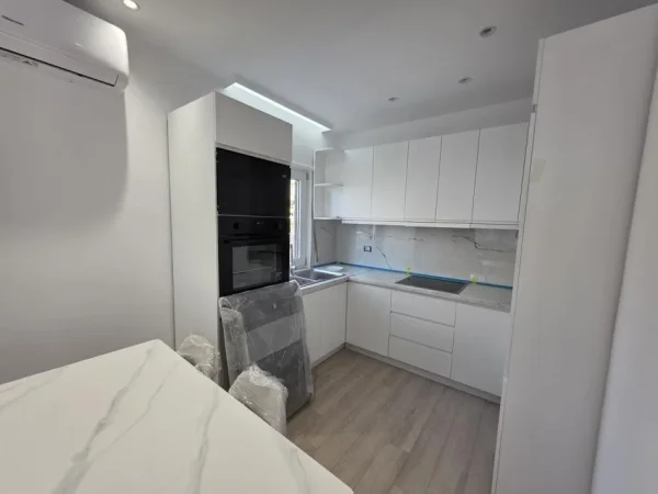 Tirane, jepet me qera apartament 2+1 Kati 3, 900 €, Rruga Him Kolli