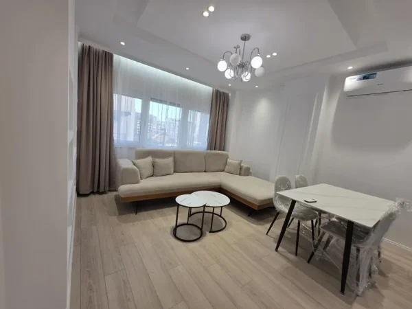 Tirane, jepet me qera apartament 2+1 Kati 3, 900 €, Rruga Him Kolli