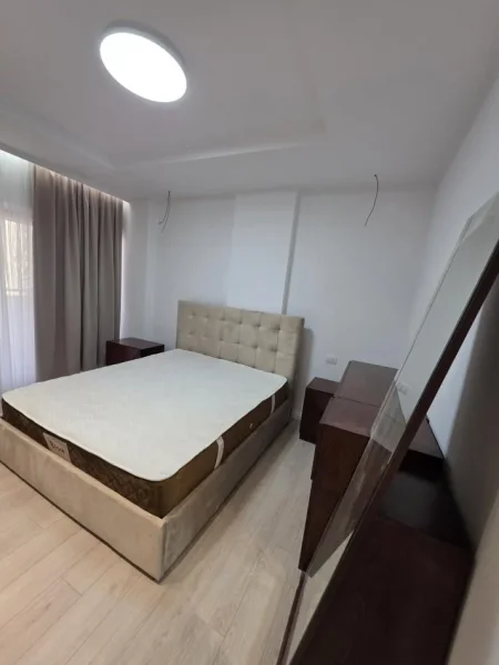 Tirane, jepet me qera apartament 2+1 Kati 3, 900 €, Rruga Him Kolli