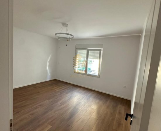 Tirane, shitet apartament 1+1+Ballkon Kati 4, 52 m² 95.000 € (Rruga Xhanfize Keko)