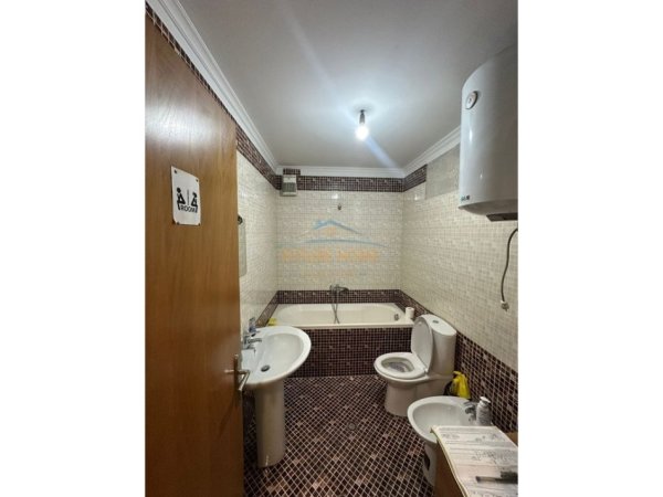 Tirane, jepet me qera ambjent biznesi Kati 6, 105 m² 750 €
