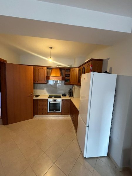 Tirane, jepet me qera apartament 2+1 Kati 4, 700 € 