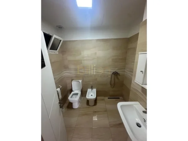 Tirane, jepet me qera Kati 7, 100 m² 500 € (Spitali Amerikan)