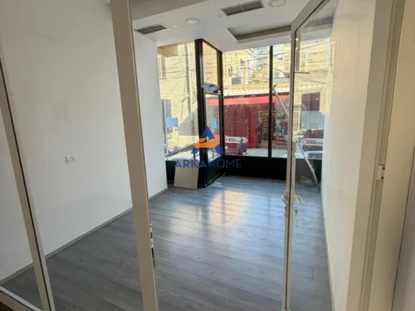 Tirane, jepet me qera ambjent biznesi Kati 0, 150 m² 1.500 € 