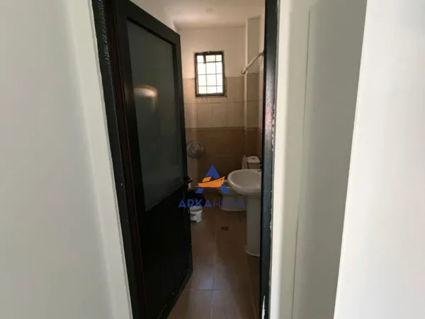 Tirane, jepet me qera ambjent biznesi Kati 0, 150 m² 1.500 € 