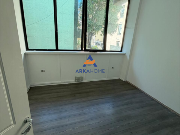 Tirane, jepet me qera ambjent biznesi Kati 0, 150 m² 1.500 € 