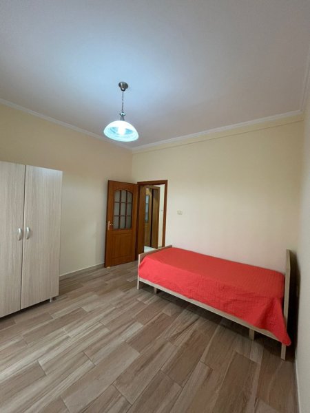 Tirane, jepet me qera apartament 2+1+Ballkon Kati 2, 100 m² 650 € (Vasil Shanto)