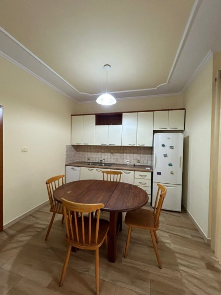 Tirane, jepet me qera apartament 2+1+Ballkon Kati 2, 100 m² 650 € (Vasil Shanto)