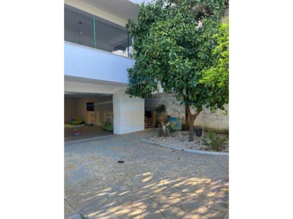 Tirane, jepet me qera Vile 4+1 Kati 4, 270 m² 1.500 Euro (Ish Parku)