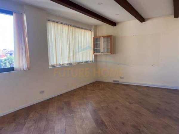 Tirane, jepet me qera Vile 4+1 Kati 4, 270 m² 1.500 Euro (Ish Parku)