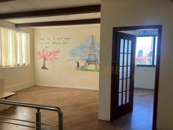 Tirane, jepet me qera Vile 4+1 Kati 4, 270 m² 1.500 Euro (Ish Parku)