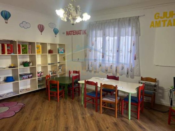 Tirane, jepet me qera Vile 4+1 Kati 4, 270 m² 1.500 Euro (Ish Parku)