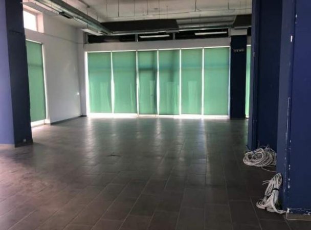 Tirane, jepet me qera magazine Kati 1, 389 m² 2.000 Euro (Jordan Misja)