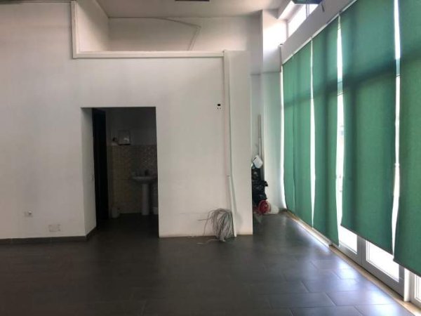 Tirane, jepet me qera magazine Kati 1, 389 m² 2.000 Euro (Jordan Misja)