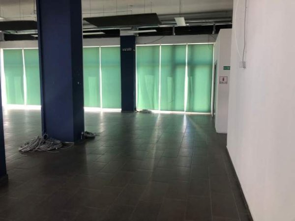 Tirane, jepet me qera magazine Kati 1, 389 m² 2.000 Euro (Jordan Misja)
