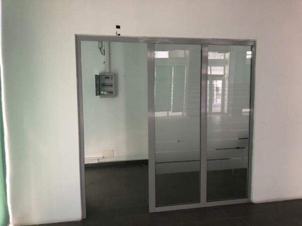 Tirane, jepet me qera magazine Kati 1, 389 m² 2.000 Euro (Jordan Misja)