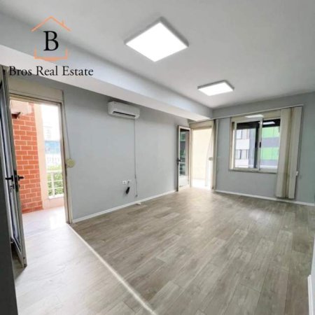 Tirane, jepet me qera ambjent biznesi Kati 4, 100 m² 850 Euro (Bulevardi i Ri,Pallatet Usluga)
