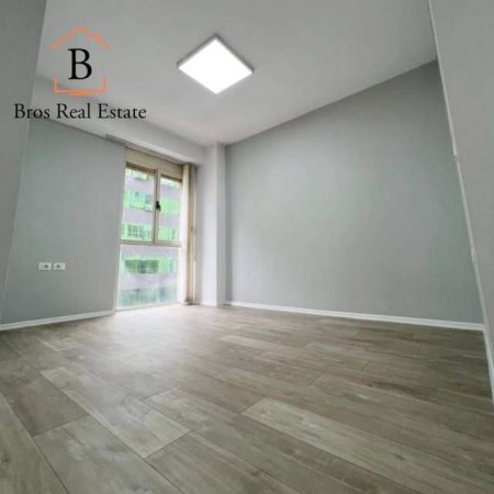 Tirane, jepet me qera ambjent biznesi Kati 4, 100 m² 850 Euro (Bulevardi i Ri,Pallatet Usluga)