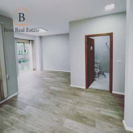 Tirane, jepet me qera ambjent biznesi Kati 4, 100 m² 850 Euro (Bulevardi i Ri,Pallatet Usluga)