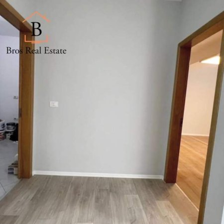 Tirane, jepet me qera ambjent biznesi Kati 4, 100 m² 850 Euro (Bulevardi i Ri,Pallatet Usluga)