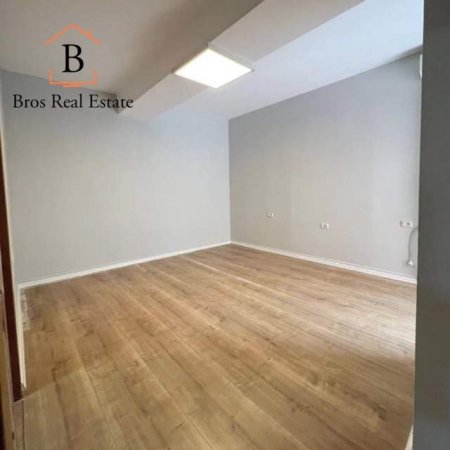 Tirane, jepet me qera ambjent biznesi Kati 4, 100 m² 850 Euro (Bulevardi i Ri,Pallatet Usluga)