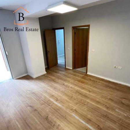 Tirane, jepet me qera ambjent biznesi Kati 4, 100 m² 850 Euro (Bulevardi i Ri,Pallatet Usluga)
