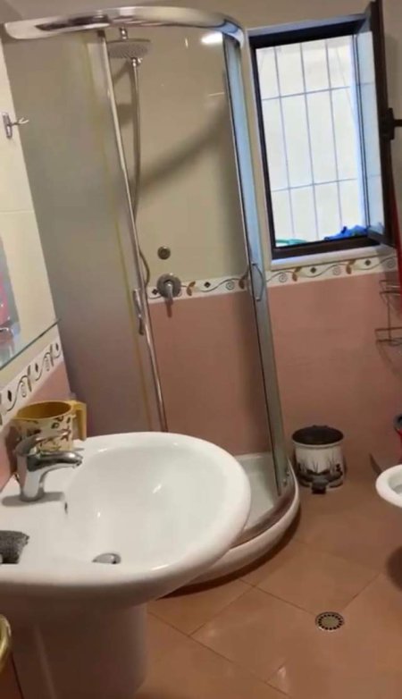 Tirane, jepet me qera apartament 3+1 Kati 2, 90 m² 350 Euro (Sheshi Shtraus)